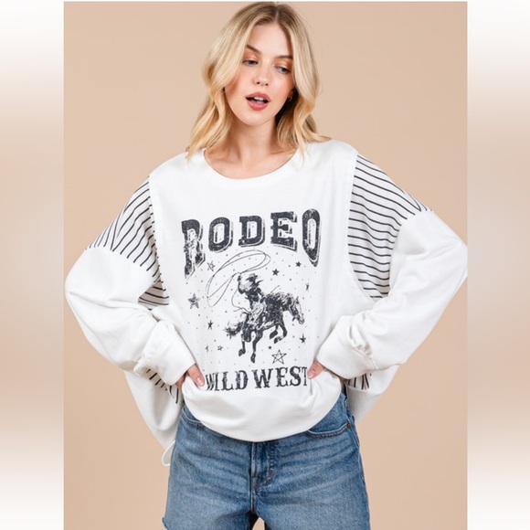 Knit Solid USA Graphic Top - Picture 2 of 5